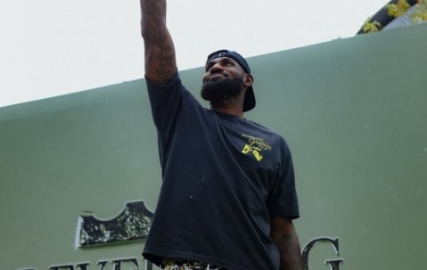 九游-浓眉哥迎来七赛季高光表现，C9球迷沸腾！的简单介绍